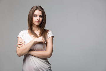 Obraz premium Portrait of beautiful brunette woman with natural make-up, on grey background