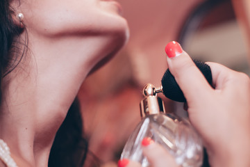 donna sensuale mette il profumo sul collo