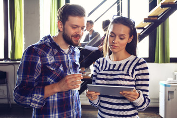 Photo young businessmans crew working with new startup project in modern loft