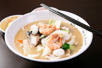 Chinese-style noodles with vegetables and seafood, 백짬뽕, beak jjamppong, White Spicy Seafood Noodle Soup