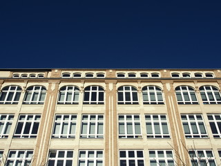 Berlin: Altes Fabrikgebäude, sanierte Fassade
