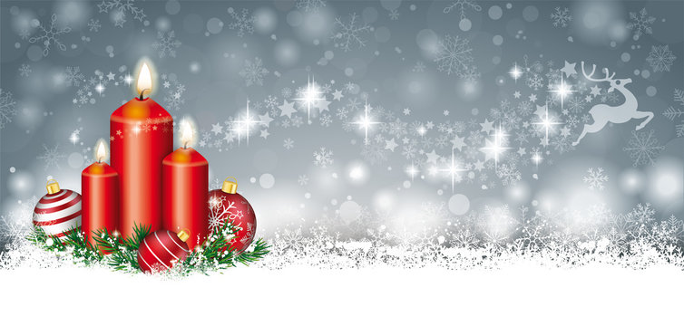 Weihnachtskarte mit Kerzen, Weihnachtskugeln, Tannenzweigen im Schnee und einem Sternenschweif mit Rentier