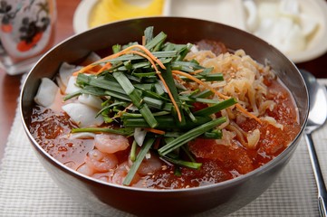 Chinese-style noodles with vegetables and seafood, 냉짬뽕,  naeng jjamppong, cold JJamppong