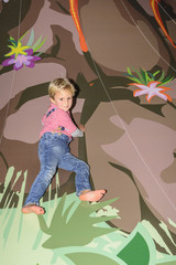 kleiner Junge im Freizeitpark