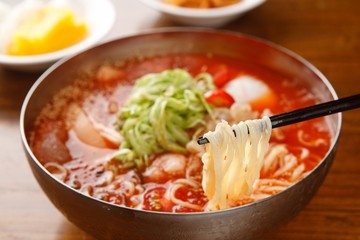 Chinese-style noodles with vegetables and seafood, 냉짬뽕,  naeng jjamppong, cold JJamppong