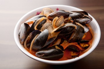 Chinese-style noodles with vegetables and seafood, 홍합짬뽕, honghap jjamppong,