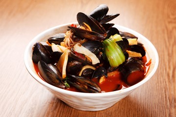 Chinese-style noodles with vegetables and seafood, 홍합짬뽕, honghap jjamppong,