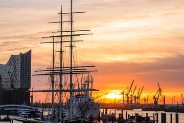 Sonnenaufgang hinter den Kränen im Hamburger Hafen