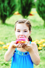 child eats cupcakes