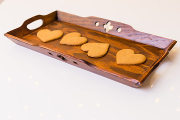 fyra pepparkakor på en träbricka