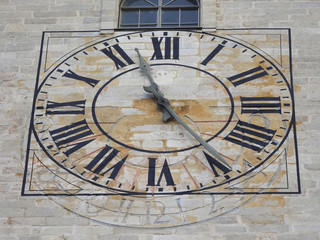 Girona ciudad reloj de la catedral en zona antigua monumental,en al call judio en cataluña España