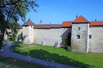 Fototapeta na wymiar Die Schießgrabenmauer von Weissenburg in Bayern