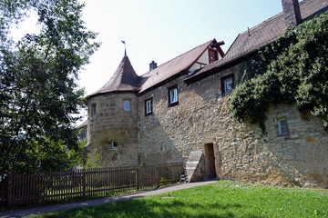 Fototapeta na wymiar Pforte und Rundturm in der Stadtmauer von Weissenburg