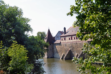 Obraz premium Seeweiher mit Stadtmauer von Weissenburg in Bayern