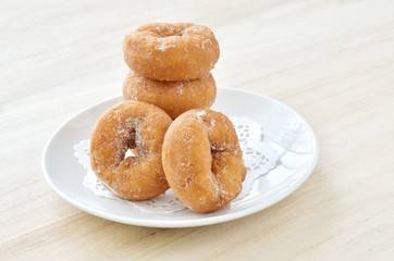 白い皿の上のドーナツ


