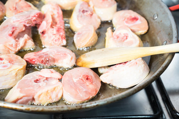 PREPARATION STEP OF A CHICKEN PAELLA