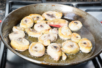 PREPARATION STEP OF A CHICKEN PAELLA