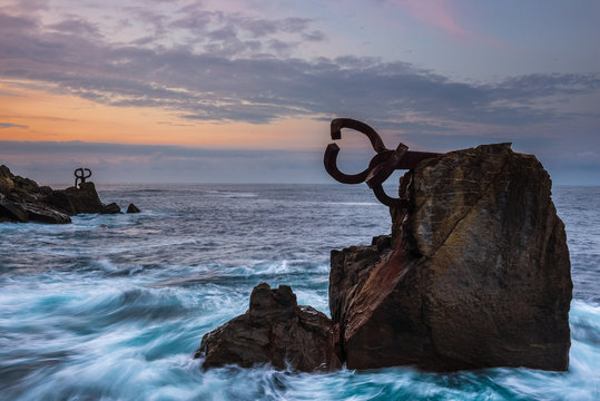 Escultura "El Peine del Viento"  al atardecer en San Sebasti&aacute;n, Espa&ntilde;a