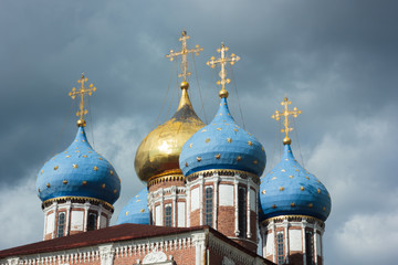 Obraz premium Bows of ryazan church under the thunderstorm clouds. Kremlin of Ryazan, Russia.
