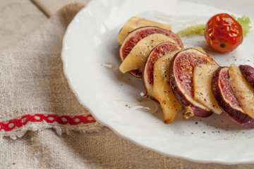Salad with figs, cheese, cherry tomato and honey