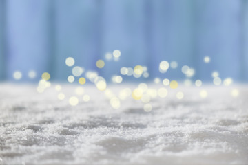 Weihnachten mit Schnee und Lichter vor blauem Hintergrund