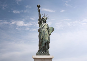 Obraz premium Statue of liberty over blue sky background with copy space