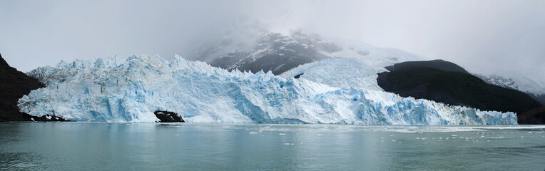 Patagonia, 23/11/2010: il fronte del ghiacciaio Spegazzini, dal botanico italo-argentino Carlo Luigi Spegazzini, formato da due flussi di ghiaccio discendenti dalle Cordigliera delle Ande