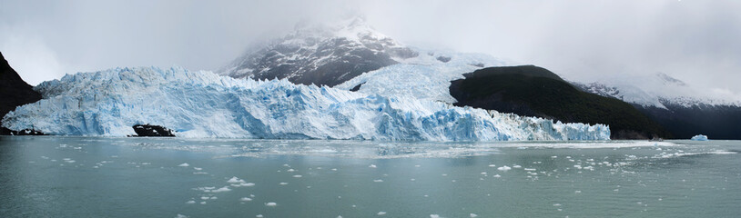Patagonia, 23/11/2010: il fronte del ghiacciaio Spegazzini, dal botanico italo-argentino Carlo Luigi Spegazzini, formato da due flussi di ghiaccio discendenti dalle Cordigliera delle Ande