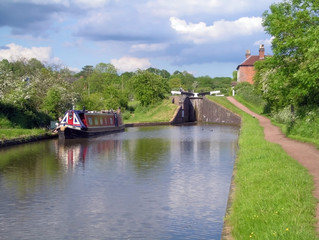 Fototapeta premium views from the towpath worcester and birmingham canal worestersh