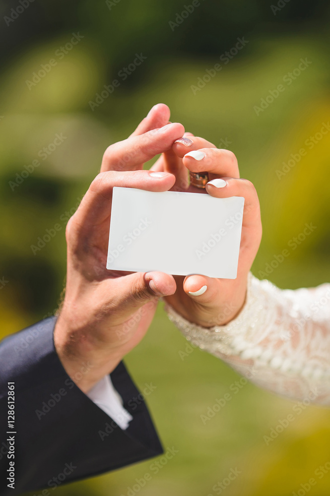 Wall mural bride and groom with blank card