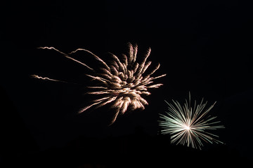Obraz premium Feuerwerk am schwarzen Nachthimmel
