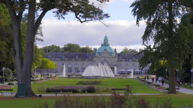 Geb&auml;ude klassizistisch mit Brunnen S&auml;ulen und Kurpark Bad Oeynhausen