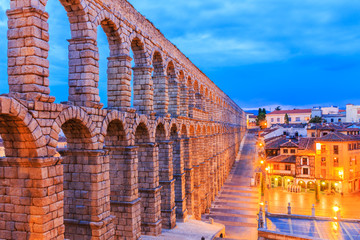 Segovia, Spain. View at Plaza del Azoguejo and the ancient Roman aqueduct. - obrazy, fototapety, plakaty