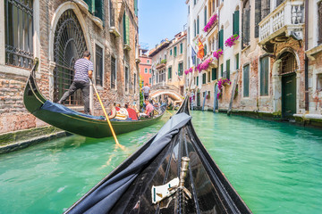 Gondelfahrt durch die Kanäle von Venedig, Italien