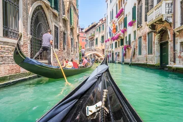 Foto op Plexiglas Gondels Gondeltocht door de grachten van Venetië, Italië