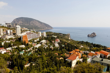 Панорамный вид на поселок Гурзуф и Медведь-гору...