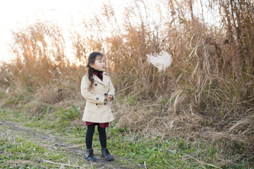 冬の田んぼで遊ぶ女の子
