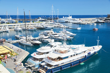Monaco, Monte-Carlo, Monaco Ville, 8 augustus 2016: Port Hercules, de voorbereiding van de jachtshow MYS, zonnige dag, veel jachten en boten, RIVA, Prinselijk paleis van Monaco, megajachten, massief van huizen