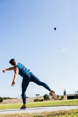 Naklejka premium Athlete throwing discus in stadium