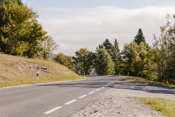 Fototapeta na wymiar Vallée de joux, Col du Marchairuz, Passstrasse, Bergstrasse, Wanderweg, Wald, Jura, Naturpark, Herbst, Herbstwanderung, Schweiz