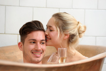 Junges Paar genießt ein Kaiserbad in einem Spa