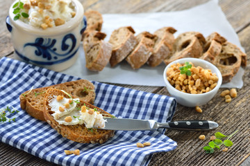 Deftiges Griebenschmalz im Schmalztopf mit rustikalem Brot serviert - Hearty lard with greaves and onions in a rustic stoneware pot served with fresh corn bread