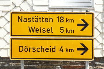 Fototapeta premium Verkehrsschild Bundesstraße B 6, Pfeil