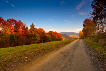 Obraz premium jesienny zachód słońca w górach