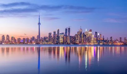 Fototapeten Toronto Skyline mit lila Licht - Toronto, Ontario, Kanada © diegograndi