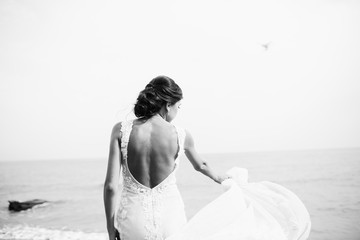 Fototapeta na wymiar Beautiful bride and the sea