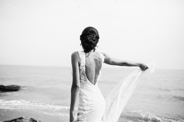 Fototapeta na wymiar Beautiful bride on the seaside