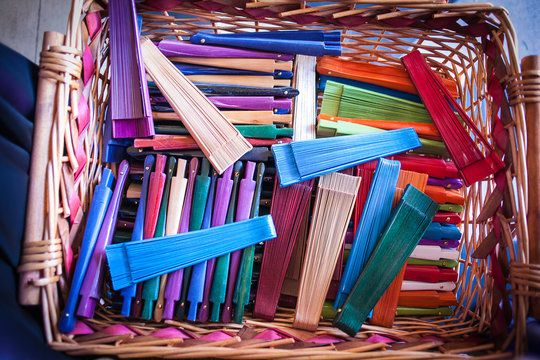 Muchos abanicos en una cesta