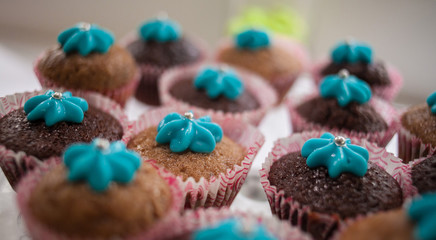 Muchos cupcakes con detalle azul