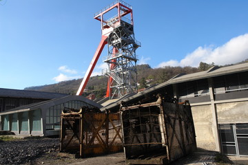 jaulas y pozo abandonado en un valle asturiano